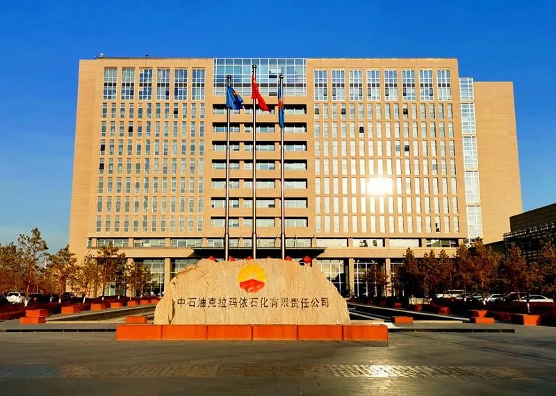 Zastosowanie ogrzewania i izolacji elektrycznego systemu grzewczego Anhui Huanrui do zbiorników magazynowych oleju białego na polu naftowym Karamay w PetroChina